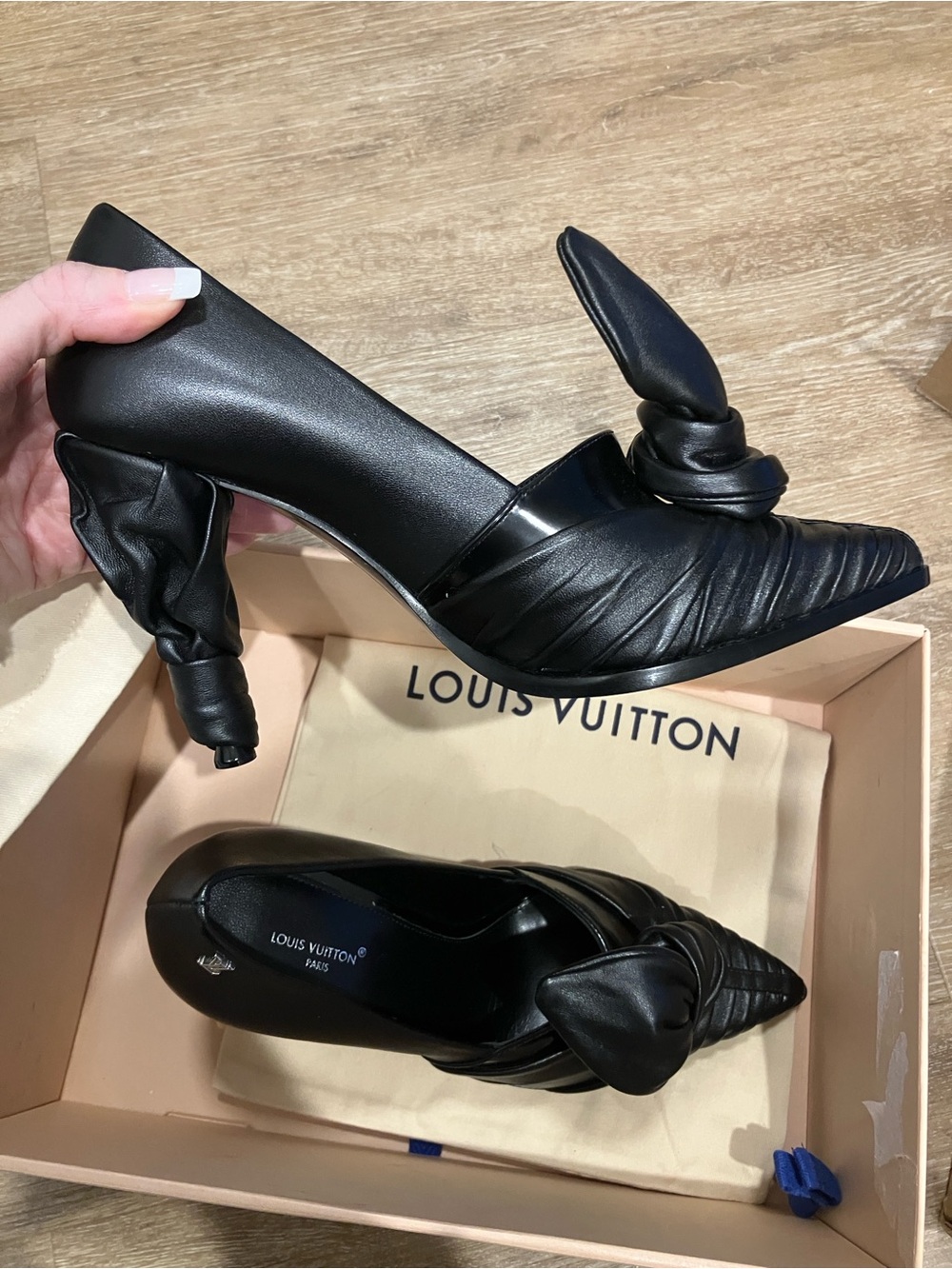 Louis Vuitton Black leather Knotted Pointed-Toe Pumps 37.5